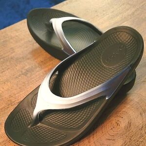 OOFOS Frost Flip Flops
